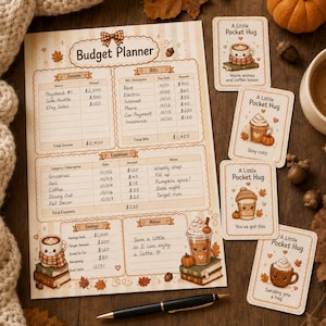 Op de afbeelding: Een papieren budgetplanner met secties voor inkomsten, rekeningen, uitgaven, spaargeld en notities, versierd met herfstbladeren, eikels en illustraties van koffiekopjes. Vier kleine kaarten met teksten zijn inbegrepen.