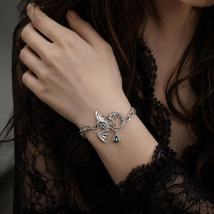Bracciale gotico con ali di pipistrello, bracciale rigido da vampiro color argento, gioielli dark academia