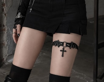 Liga gótica con alas de murciélago y colgante de corazón cruzado, liga punk para muslo, cadena para pierna alternativa y atrevida, regalo de joyería para cosplay de Halloween de vampiro para ella.