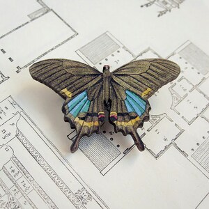 Broche de borboleta da floresta Broche de madeira