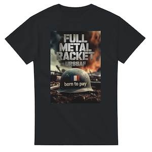Peut inclure: T-shirt noir avec un motif graphique. Le motif comprend les mots "FULL METAL RACKET" et "URSSAF" au-dessus d'une image d'un casque militaire avec le drapeau français et les mots "born to pay". L'arrière-plan montre une scène enflammée.