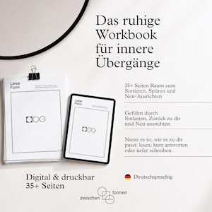 Könnte beinhalten: Ein digitales und druckbares Arbeitsbuch mit dem Titel "Das ruhige Workbook für innere Übergänge" auf Deutsch. Das Bild zeigt einen Stapel Papier und ein Tablet, die beide das Cover des Arbeitsbuchs anzeigen. Das Arbeitsbuch ist für innere Übergänge konzipiert.
