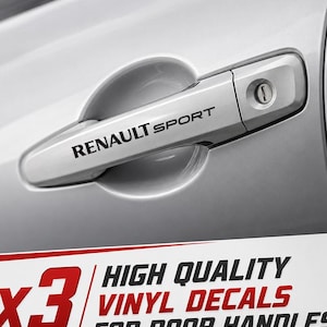 Könnte beinhalten: Ein silberner Autotürgriff mit einem schwarzen Vinyl-Aufkleber mit dem Text RENAULT SPORT. Unter dem Griff zeigt eine Grafik den Text x3 HIGH QUALITY VINYL DECALS FOR DOOR HANDLES in roter und schwarzer Schrift auf einem weißen Hintergrund.