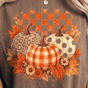 Trio di zucche preppy PNG, design vintage a scacchiera floreale autunnale effetto invecchiato per maglietta, download digitale per sublimazione con stampa leopardata e quadretti retrò