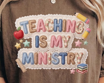 Ensinar é o meu ministério PNG, Professora cristã PNG, Professora com efeito patchwork falso PNG, Aplique de volta às aulas PNG, Professora estilo preppy por sublimação