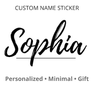 Könnte beinhalten: Ein personalisierter Aufkleber mit dem Namen "Sophia" in schwarzer, kursiver Schrift, unterstrichen mit einer dünnen schwarzen Linie. Der Text "CUSTOM NAME STICKER" steht darüber, und "Personalized • Minimal • Gift" darunter.