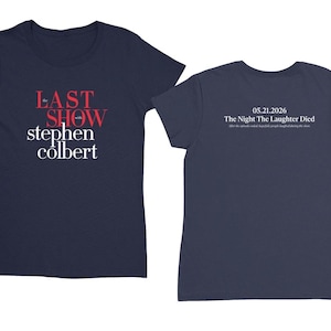 Puede incluir: Camisetas azul marino con texto blanco y rojo. La camiseta delantera dice "LAST SHOW Stephen Colbert". La camiseta trasera dice "05.21.2026 The Night The Laughter Died."