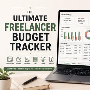 Könnte beinhalten: Ein Laptop-Bildschirm zeigt ein Finanz-Dashboard mit Diagrammen und Grafiken. Der Text "The Ultimate Freelancer Budget Tracker" ist zu sehen. Ein Notizbuch, Stift und eine kleine Pflanze befinden sich im Vordergrund. Das Dashboard enthält Informationen zu Einnahmen, Ausgaben und Steuern.