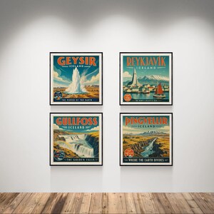 Könnte beinhalten: Vier quadratische, gerahmte Poster mit isländischen Landschaften. Oben links Geysir, oben rechts Reykjavik, unten links Gullfoss und unten rechts Þingvellir. Jeder Druck zeigt kräftigen orangefarbenen Text, blauen Himmel und detaillierte Natur.