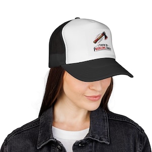 Puede incluir: Gorra de camionero en blanco y negro con el texto "I Throw My Problems Away" y un gráfico de hacha. La gorra tiene un panel frontal blanco, una visera negra y una parte trasera de malla.