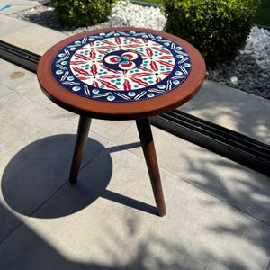Ręcznie robiony okrągły stolik kawowy z płytek ceramicznych Chintamani z drewnianym bokiem i prezentem do domu
