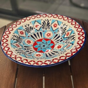 Handgemaakte grote Turkse keramische serveerschaal traditioneel handgeschilderd aardewerk decoratief tafelstuk