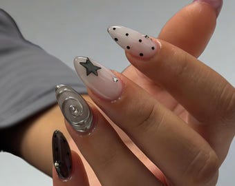 Anpassat set med svarta och vita prickiga press-on naglar, silverfärgade stjärnformade lösnaglar, modern år 2000-estetisk handgjord design med strass