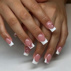 Unghie finte personalizzate, classiche, bianche, con glitter, floreali rosa e piccoli dettagli dorati. Kit di unghie finte delicate, realizzate a mano, per tutti i giorni.