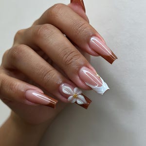 Unghie finte personalizzate da applicare, marrone caffè, stile francese, 3D, fiore bianco, minuscola perlina dorata, stile retrò caldo, unghie finte da sposa casual realizzate a mano.