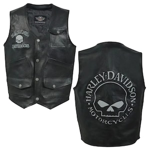 Könnte beinhalten: Schwarze Lederweste mit Harley-Davidson-Schädel-Logo auf der Vorder- und Rückseite. Die Weste hat vier Vordertaschen, einen Knopfverschluss und einen kleinen Harley-Davidson-Aufnäher auf der Brust.