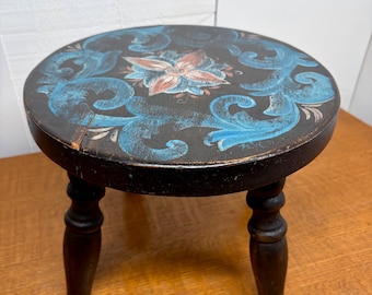 Taburete pequeño vintage pintado a mano con tapa floral negra - 9,75”x7,75” con 4 patas