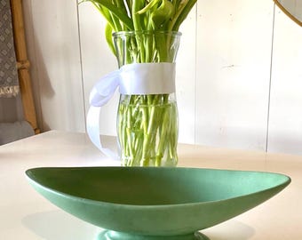 Bol de pedestal verde aguacate de Red Wing Pottery, plato de consola de estilo moderno de mediados de siglo.