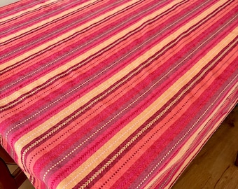 Vintage roze, koraal, oranje en bordeauxrode gestreepte tafelkleed | Gemaakt in India | Boho retro eettafelkleed | 100% katoen | 244 cm x 137 cm