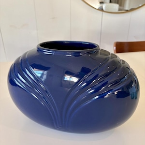 Jarrón de cerámica azul estilo Art Déco Revival de Haeger, 1984, con diseño ondulado, n.° 4364, etiqueta.