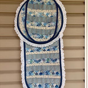 Ensemble écharpe bleue matelassée pour commode et napperon assorti avec bordure en dentelle cottage