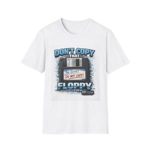 Pode incluir: T-shirt branca com um gráfico de disquete e o texto "DON'T COPY THAT FLOPPY". O design inclui as palavras "Top Secret! DO NOT COPY!" e "OFF-LINE ORIGINALS".