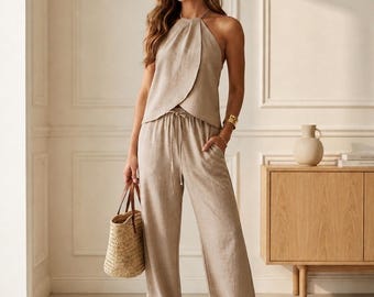 Conjunto de linho de duas peças com top de alças e calça pantalona, ideal para férias de verão minimalistas ou para um look elegante de resort.