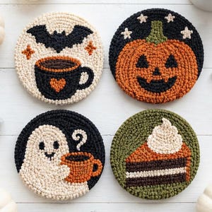 Pode incluir: Quatro porta-copos circulares de crochê com designs de Halloween: um morcego preto com uma caneca, uma abóbora laranja, um fantasma branco segurando uma caneca laranja e uma fatia de bolo em camadas com creme, feitos com fio texturizado.