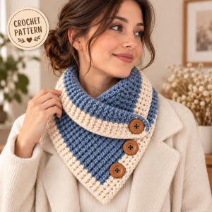 Pode incluir: Um cachecol de gola em crochê com um design texturizado em blocos de cor azul e creme, com três botões grandes de madeira castanha na lateral. Um emblema circular no canto superior esquerdo exibe o texto CROCHET PATTERN com um ícone de coração.