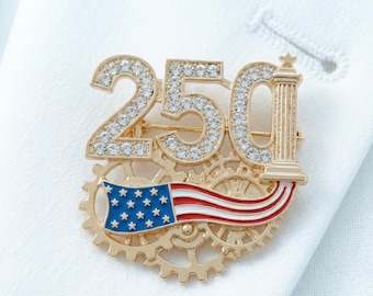 Pamiątkowa broszka z flagą USA z okazji 250. rocznicy – patriotyczna przypinka z kryształkami i kołami zębatymi