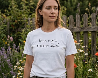 Weniger Ego, mehr Seele, Achtsamkeit Grafik-T-Shirt | Intentional Living Shirt | 100% Baumwolle