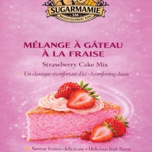 Peut inclure: Boîte rose de mélange à gâteau aux fraises Sugarmamie, avec une part de gâteau garnie de crème et de fraises. On peut lire "Mélange à Gâteau à la Fraise" et "Strawberry Cake Mix". Le paquet pèse 450g.