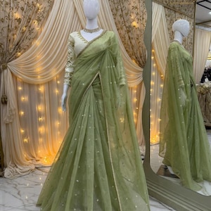 Sari de red de diseñador con bordado de lentejuelas y blusa cosida para bodas y fiestas.