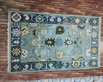 Tappeto Oushak azzurro chiaro, tappeto persiano vintage con motivo floreale, tappeto con bordo geometrico realizzato a mano per l'arredamento di soggiorno e camera da letto.