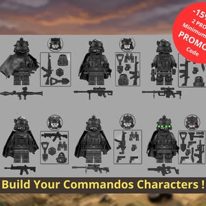 Può includere: Un set di sei personaggi minifigure tattici neri con mantelli, elmetti e vari accessori tra cui fucili, fucili di precisione, pale e binocoli. Il testo recita Build Your Commandos Characters e include un cerchio promozionale rosso.