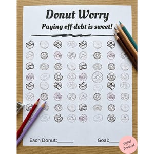 Puede incluir: Una hoja blanca imprimible con el texto "Donut Worry Paying off debt is sweet!" y una cuadrícula de ilustraciones de donuts. Incluye espacios para escribir "Each Donut" y "Goal". Se ven lápices de colores.