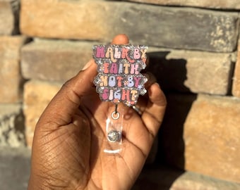 Porta credenciales Walk By Faith / Soporte con purpurina para enfermera cristiana / Clip floral para enfermera registrada