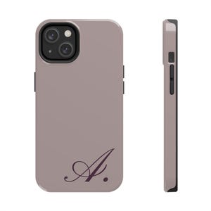 Pode incluir: Capa de telefone mauve com módulo de câmera preto e botões laterais. A capa apresenta a letra cursiva "A" em um tom de roxo mais escuro. A capa do telefone é mostrada na frente e na lateral.