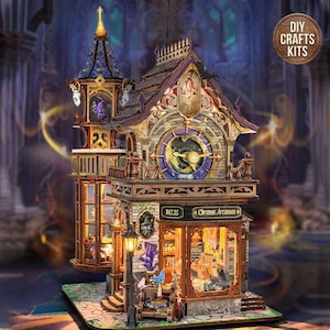 Pode incluir: Kit de artesanato de madeira detalhado de uma loja de torre do relógio extravagante. A loja apresenta um mostrador de relógio com um design de lua e estrela, uma varanda e um lampião. A placa da loja diz "Chronus Arcanum". O kit inclui o texto "DIY Crafts Kits".