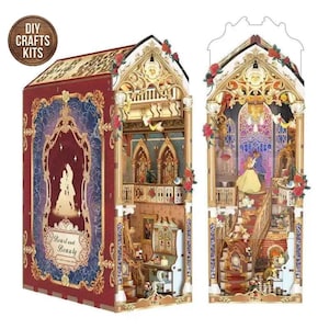 Könnte beinhalten: Ein DIY Crafts Kits Miniatur-Puppenhaus mit dem Thema Die Schöne und das Biest. Das Puppenhaus ist rot, gold und weiß mit aufwendigen Details, darunter eine Treppe, Möbel und ein Buntglasfenster. Der Text "Beauty and Beauty" ist sichtbar.