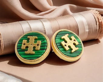 Pendientes circulares de Tory Burch color turquesa.