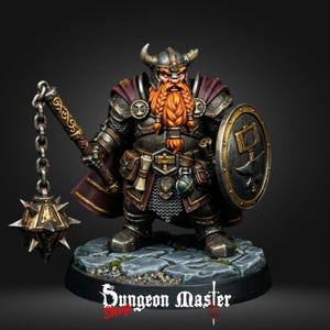 Op de afbeelding: Een geschilderd miniatuurfiguur van een bebaarde dwergstrijder met een gehoornde helm en donker pantser met een bordeauxrode cape. Het figuur houdt een strijdvlegel met stekels in de rechterhand en een rond schild met een hamer- en aambeeldembleem.