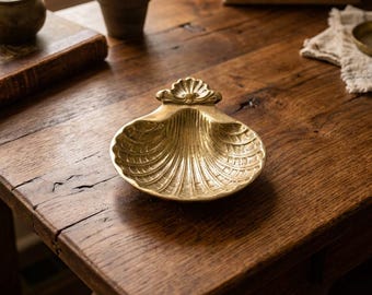 Coquille de baptême en laiton | Fontaine du baptême catholique | Cadeau religieux sacramentel de 4,25 po. | Bol en coquillages pour la cérémonie de baptême
