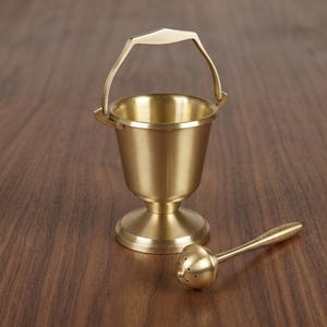 Vaso de água benta com base redonda e conjunto de aspersor, recipiente de latão para igreja católica, aspersório para água benta, artigo litúrgico para altar, decoração religiosa.