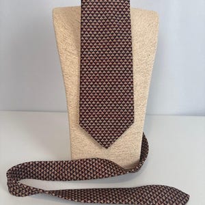 Corbata de seda Robert Talbott Best of Class color burdeos/marrón con estampado geométrico y etiqueta original de 110 dólares.
