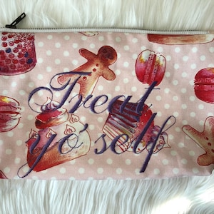 Treat Yo&#39; Self Parks and Recreation Cupcake Zippered Bag