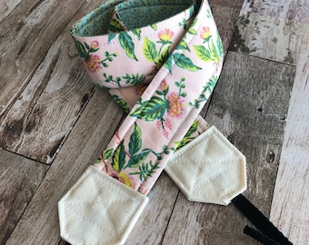 Correa para cámara de papel Rifle Co con diseño floral rosa
