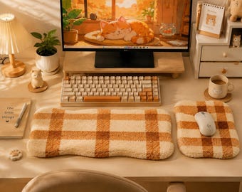 Schreibtischset mit kariertem Schal, Plüsch-Tastatur und Maus-Handgelenkstütze für eine gemütliche Arbeitsplatzästhetik