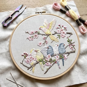 Kit de bordado de pájaros - Decoración de primavera con flores de cerezo - Manualidad floral de punto de aguja - Lindo regalo de arte de pared con animales