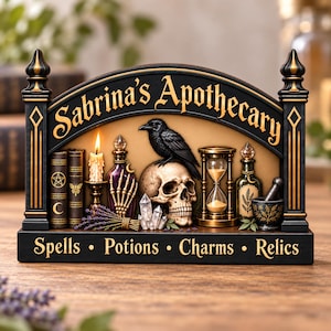 以下が含まれることがあります： 「Sabrina's Apothecary」と「Spells, Potions, Charms, Relics」の文字が記された装飾看板。頭蓋骨に乗った黒いカラス、本、灯ったキャンドル、砂時計、クリスタルの結晶、小瓶、乳鉢と乳棒が配置されている。